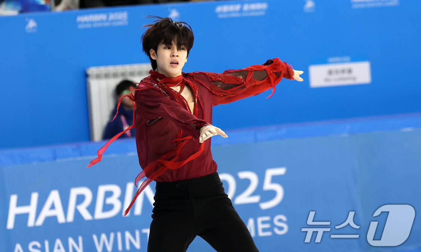 본문 이미지 - 피겨 차준환이 13일 중국 헤이룽장성 하얼빈 빙상훈련센터 다목적홀에서 열린 하얼빈 동계아시안게임 피겨 남자 싱글 프리스케이팅에서 연기를 펼치고 있다. 차준환은 이날 아시안게임에서 한국 남자 피겨 선수로는 최초로 금메달을 획득했다. 2025.2.13/뉴스1 ⓒ News1 이승배 기자