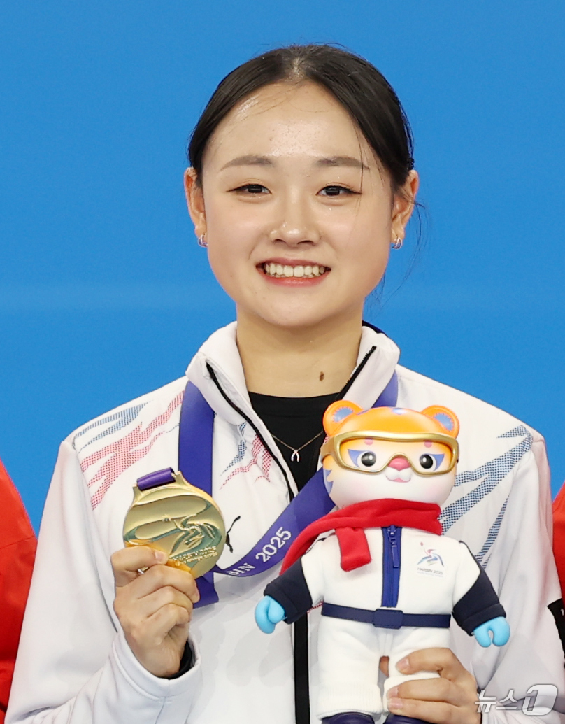 (하얼빈(중국)=뉴스1) 이승배 기자 = 하얼빈 동계아시안게임 피겨 여자 싱글 프리스케이팅에서 금메달을 차지한 김채연이 13일 중국 헤이룽장성 하얼빈 빙상훈련센터 다목적홀에서 열린 …