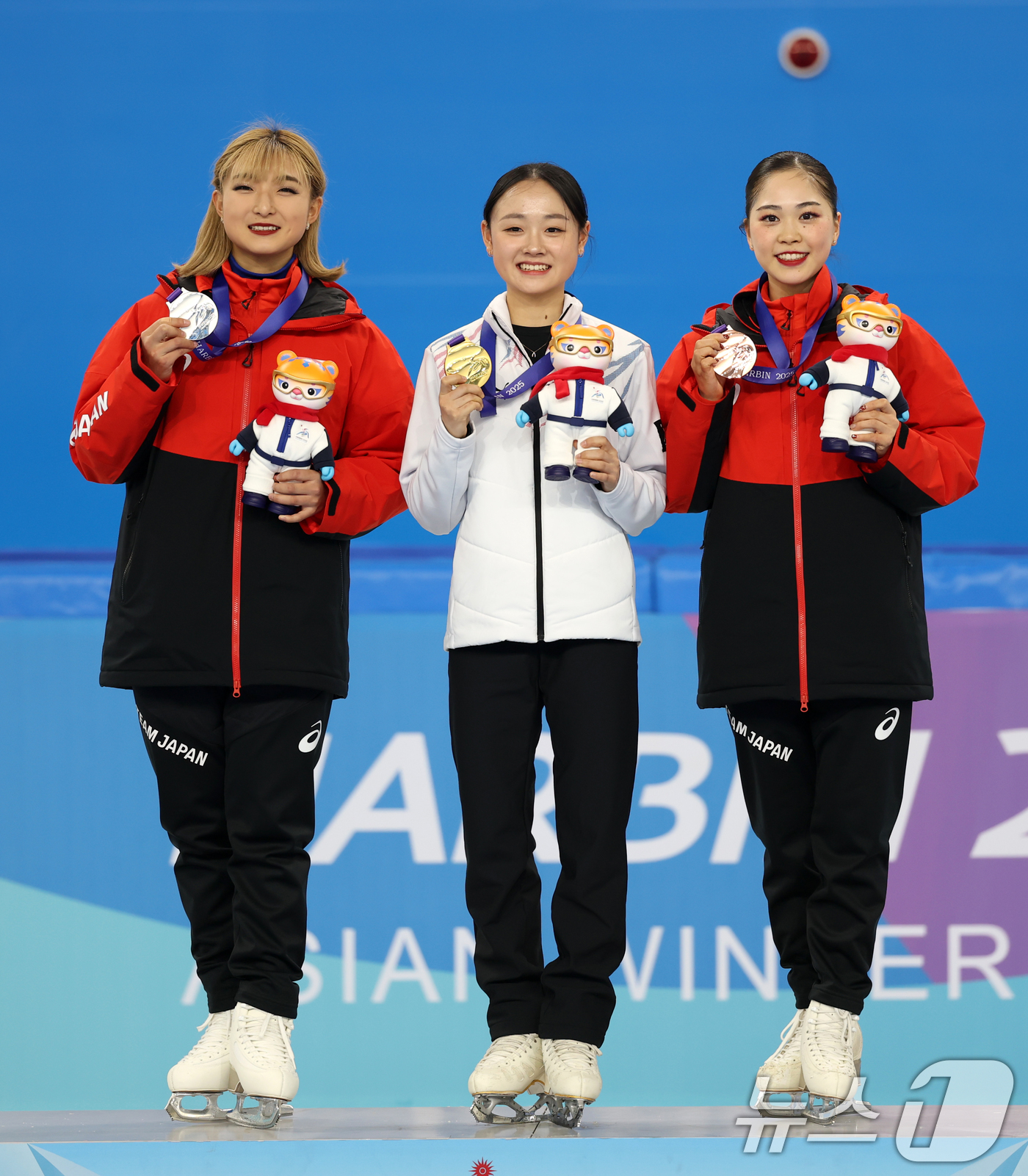 (하얼빈(중국)=뉴스1) 이승배 기자 = 하얼빈 동계아시안게임 피겨 여자 싱글 프리스케이팅에서 금메달을 차지한 김채연이 13일 중국 헤이룽장성 하얼빈 빙상훈련센터 다목적홀에서 열린 …