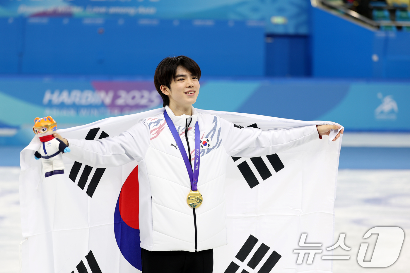 (하얼빈(중국)=뉴스1) 이승배 기자 = 하얼빈 동계아시안게임 피겨 남자 싱글 프리스케이팅에서 금메달을 차지한 차준환이 13일 중국 헤이룽장성 하얼빈 빙상훈련센터 다목적홀에서 열린 …