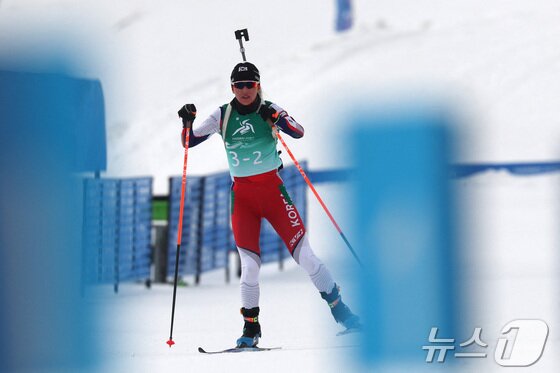 본문 이미지 -  한국 바이애슬론 대표팀 예카테리나가 13일 여자 4x6km 계주에서 역주하고 있다.ⓒ 로이터=뉴스1