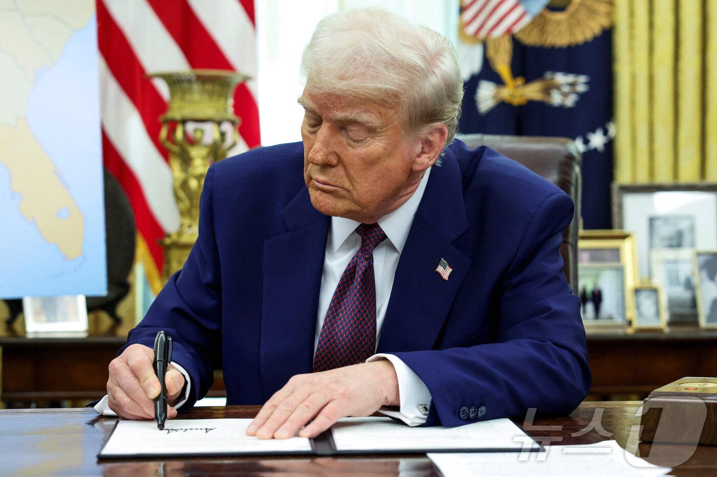 본문 이미지 - 도널드 트럼프 미국 대통령이 13일&#40;현지시간&#41; 미국 워싱턴DC 백악관 오벌 오피스에서 상호 관세에 관한 행정명령서에 서명하고 있다. ⓒ 로이터=뉴스1 ⓒ News1 황기선 기자