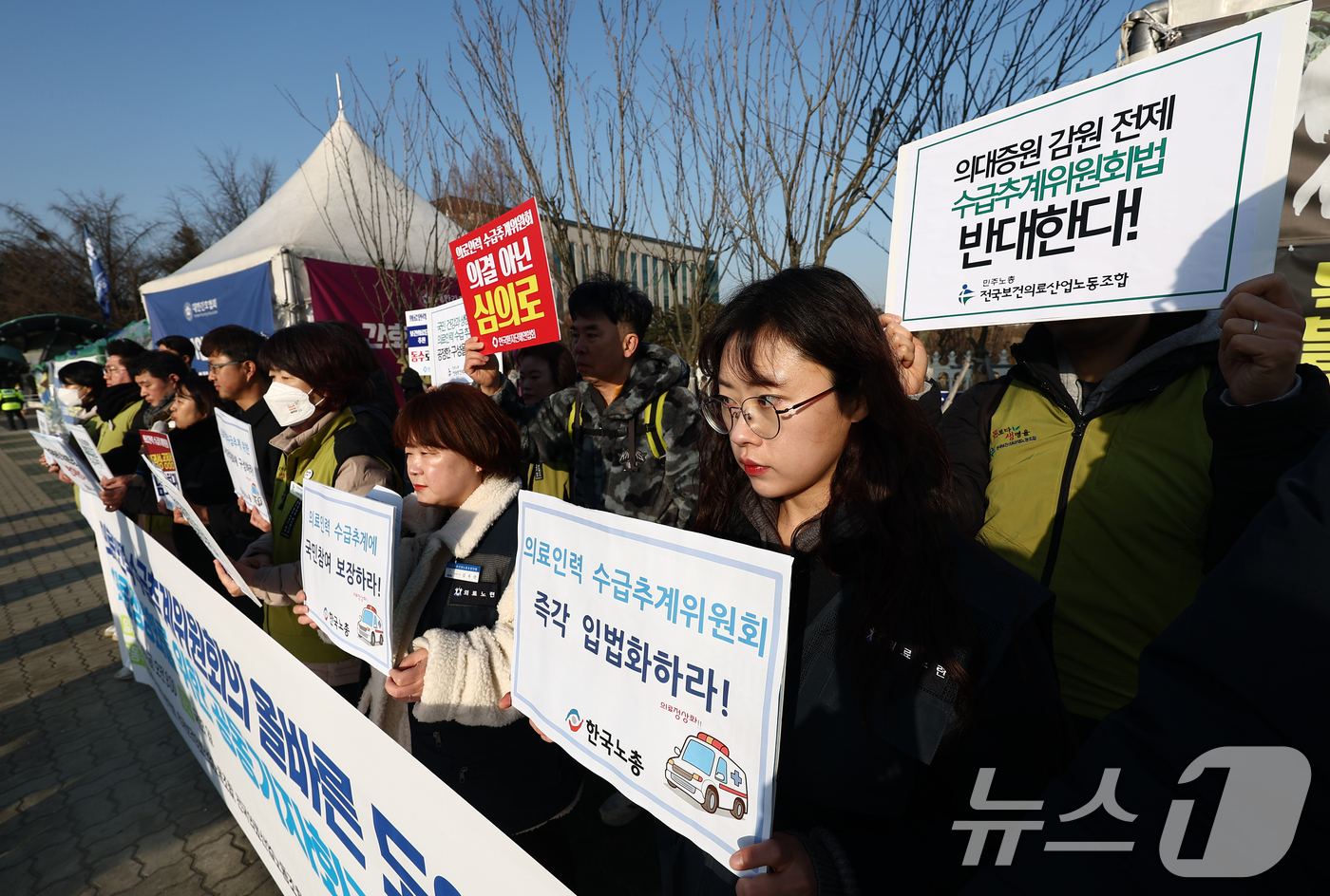 (서울=뉴스1) 김민지 기자 = 경제정의실천시민연합·전국보건의료산업노동조합·한국노동조합총연맹·한국환자단체연합회 관계자들이 14일 오전 서울 여의도 국회 앞에서 '의료인력 수급추계위 …