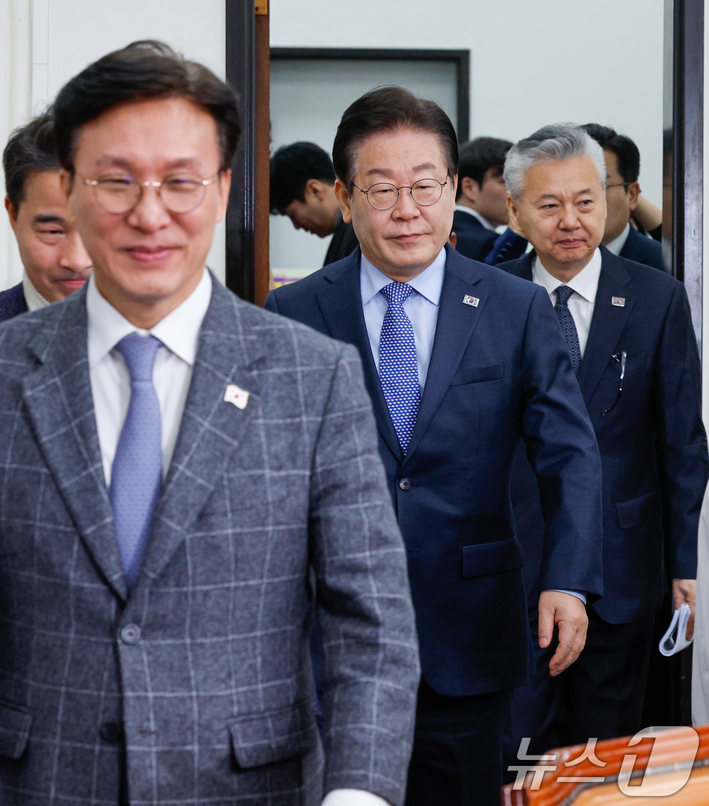 (서울=뉴스1) 안은나 기자 = 이재명 더불어민주당 대표와 최고위원들이 14일 오전 서울 여의도 국회에서 열린 최고위원회의에 입장하고 있다. 2025.2.14/뉴스1