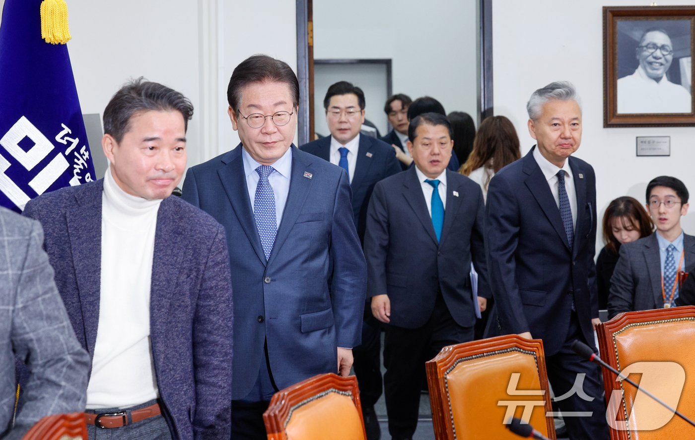 (서울=뉴스1) 안은나 기자 = 이재명 더불어민주당 대표, 박찬대 원내대표와 최고위원들이 14일 오전 서울 여의도 국회에서 열린 최고위원회의에 입장하고 있다. 2025.2.14/뉴 …
