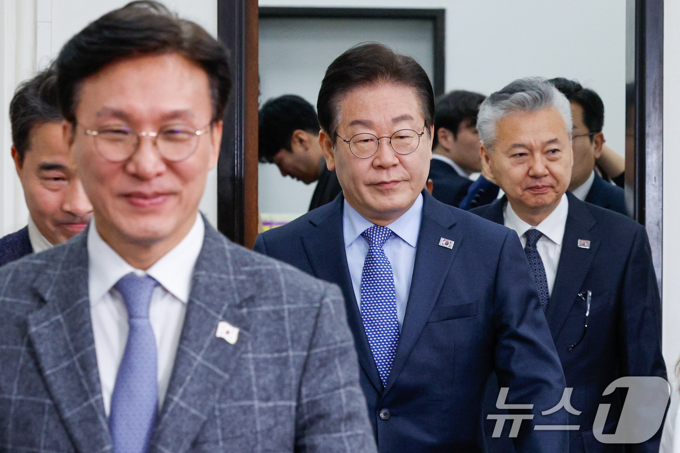 (서울=뉴스1) 안은나 기자 = 이재명 더불어민주당 대표와 최고위원들이 14일 오전 서울 여의도 국회에서 열린 최고위원회의에 입장하고 있다. 2025.2.14/뉴스1