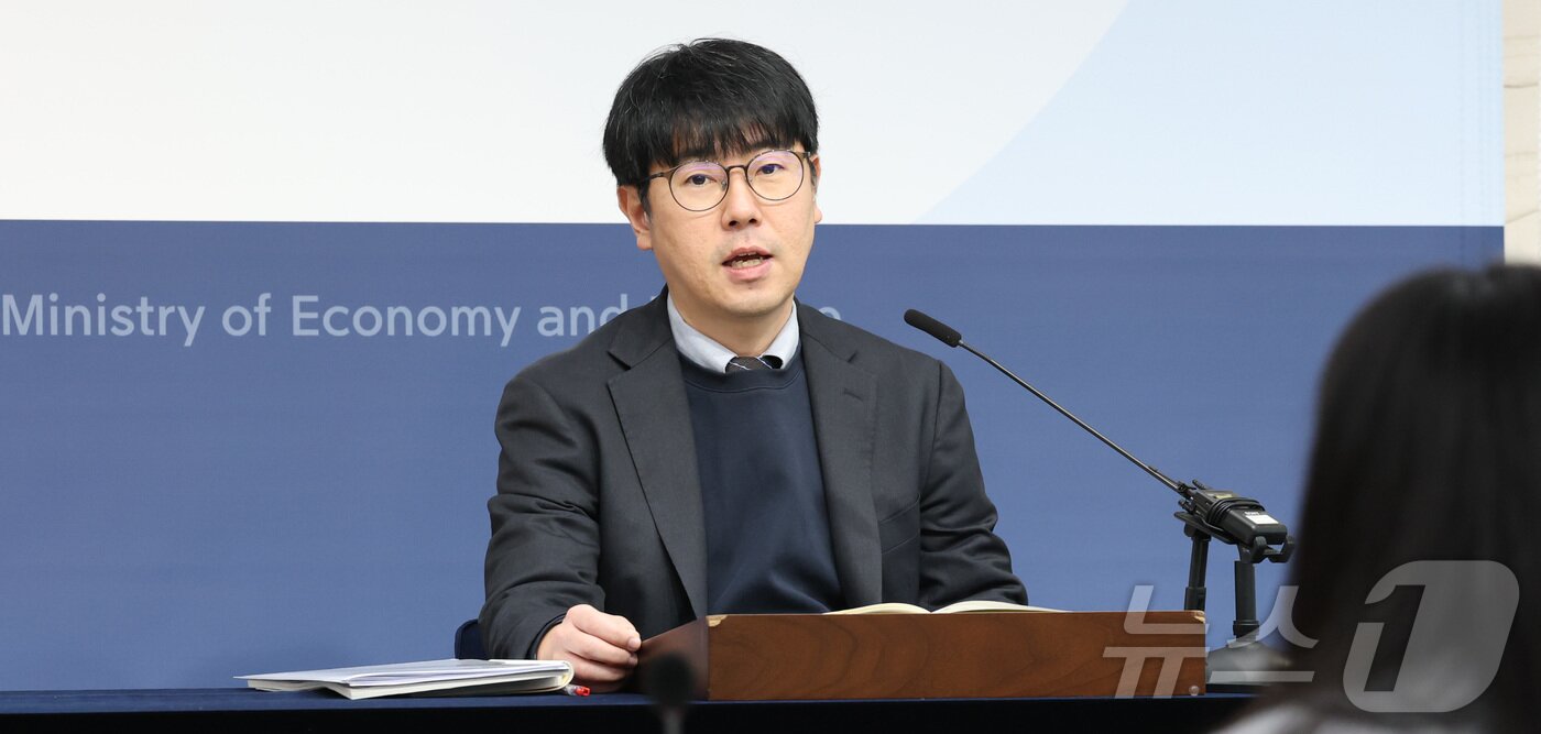 본문 이미지 - 조성중 기획재정부 경제분석과장이 14일 오전 세종시 정부세종청사에서 2025년 2월 최근 경제동향을 발표하고 있다. 2025.2.14/뉴스1 ⓒ News1 김기남 기자