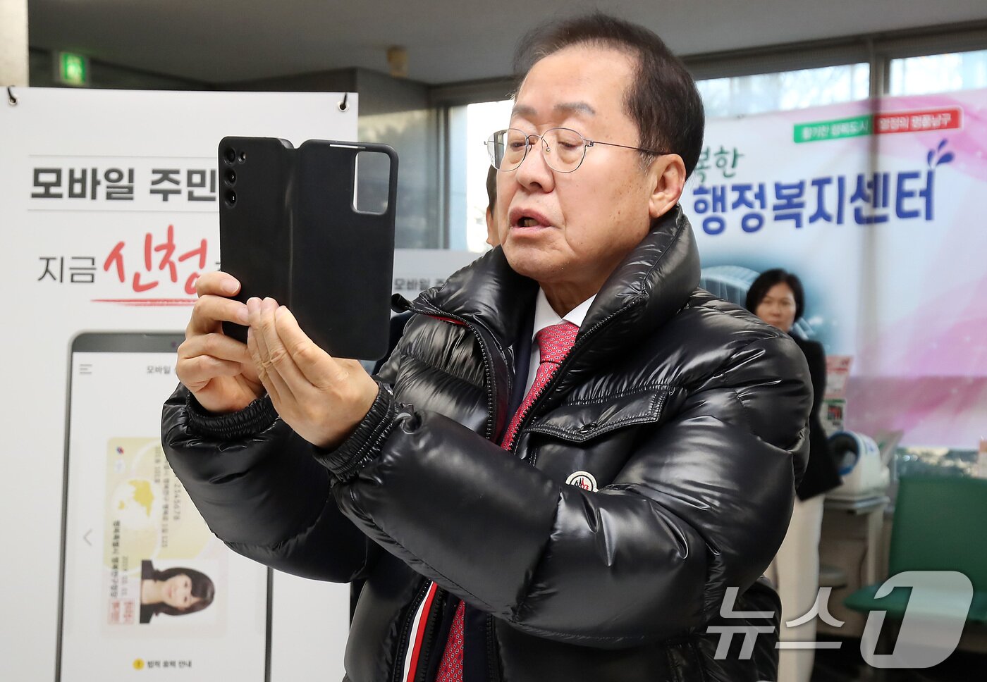 본문 이미지 - 홍준표 대구시장이 14일 오전 대구 남구 봉덕2동 행정복지센터를 방문해 모바일 주민등록증을 발급받기 위해 얼굴 사진을 찍고 있다. 2025.2.14/뉴스1 ⓒ News1 공정식 기자