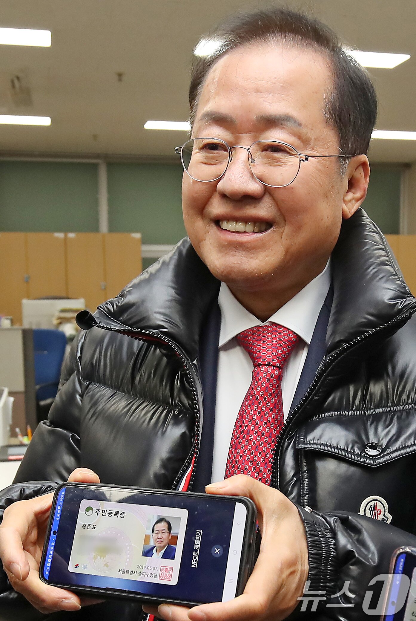 본문 이미지 - 홍준표 대구시장이 14일 오전 대구 남구 봉덕2동 행정복지센터를 방문해 모바일 주민등록증을 발급받은 뒤 취재진에게 보여주고 있다. 2025.2.14/뉴스1 ⓒ News1 공정식 기자