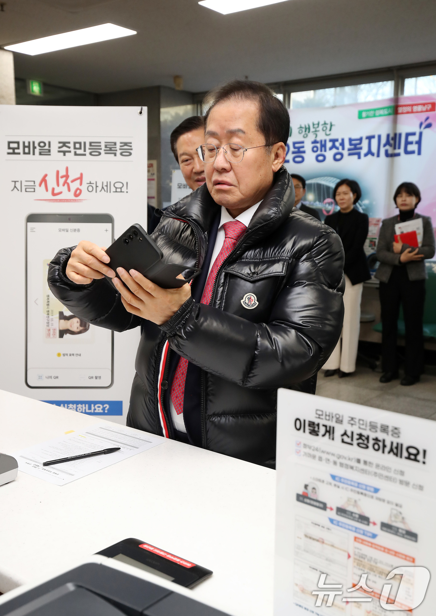 (대구=뉴스1) 공정식 기자 = 홍준표 대구시장이 14일 오전 대구 남구 봉덕2동 행정복지센터를 방문해 모바일 주민등록증을 발급받기 위해 얼굴 사진을 찍고 있다. 2025.2.14 …