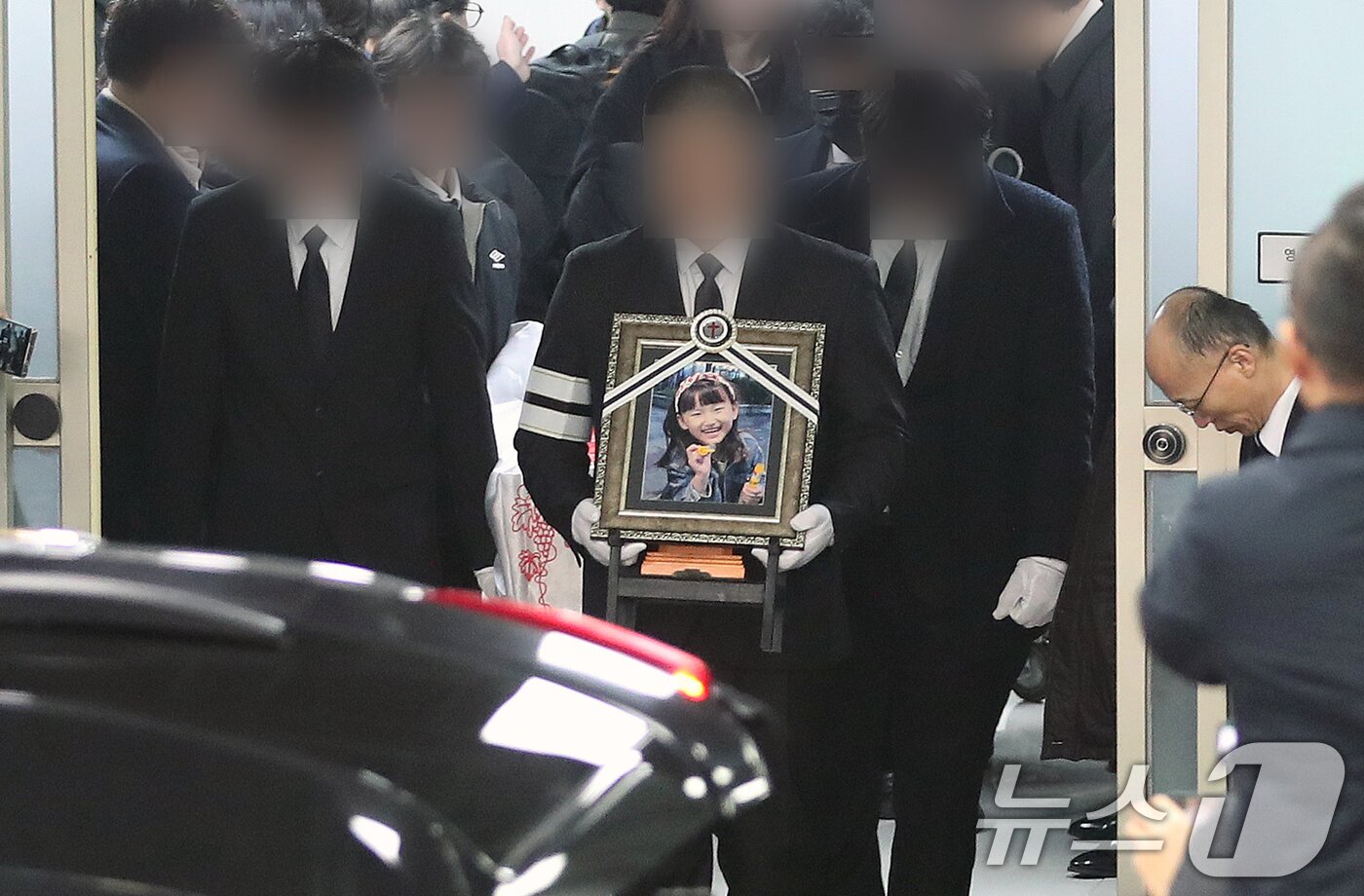 본문 이미지 - 14일 오전 대전 서구 건양대병원 장례식장에서 학교 교사에게 살해된 김하늘양의 발인식이 엄수되고 있다. 2025.2.14/뉴스1 ⓒ News1 김기태 기자