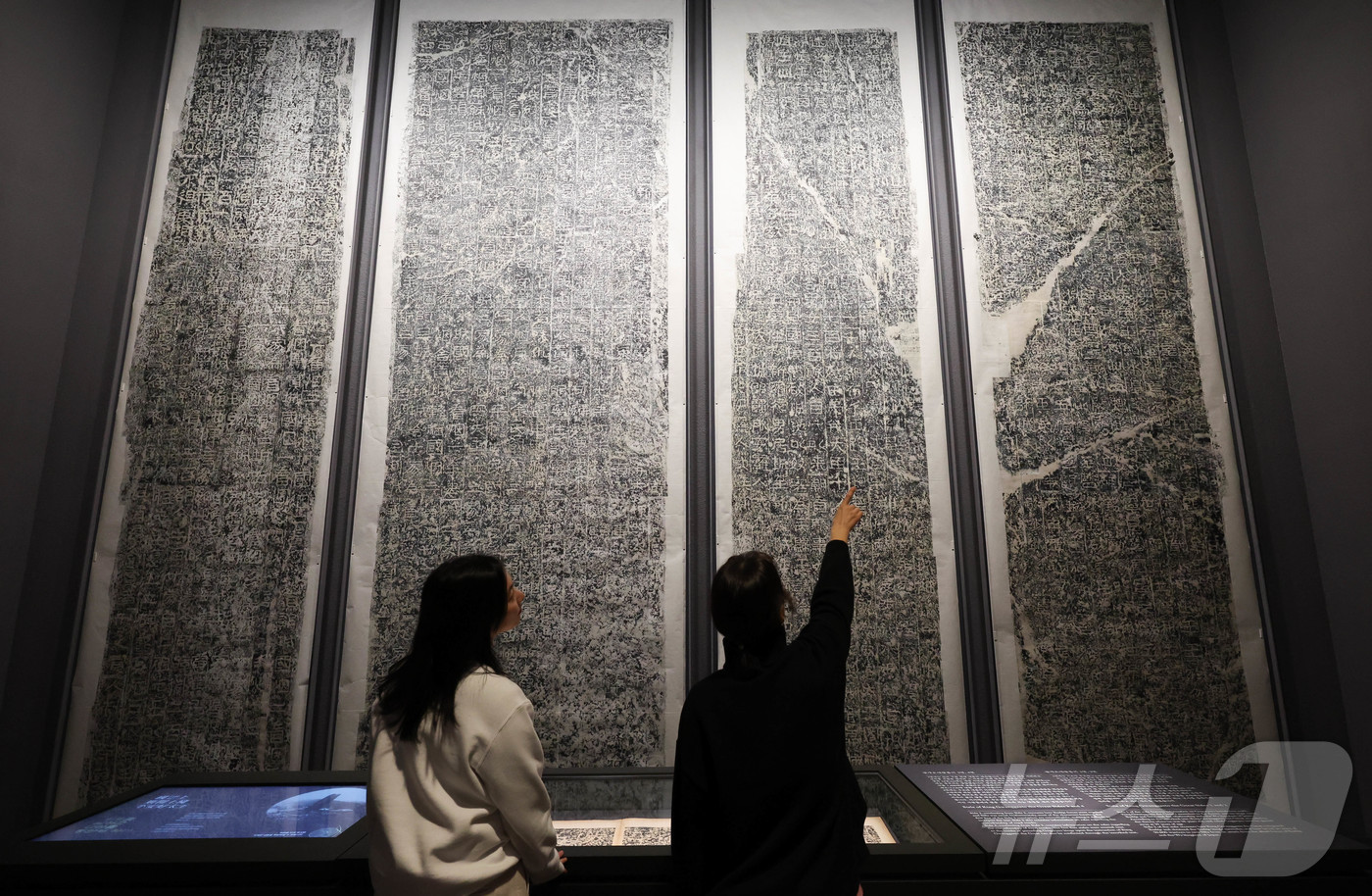 (서울=뉴스1) 허경 기자 = 14일 서울 용산구 국립중앙박물관 선사고대관이 새롭게 단장한 모습을 언론에 공개하고 있다.국립중앙박물관은 선사고대관, 구석기실~고구려실을 새롭게 단장 …