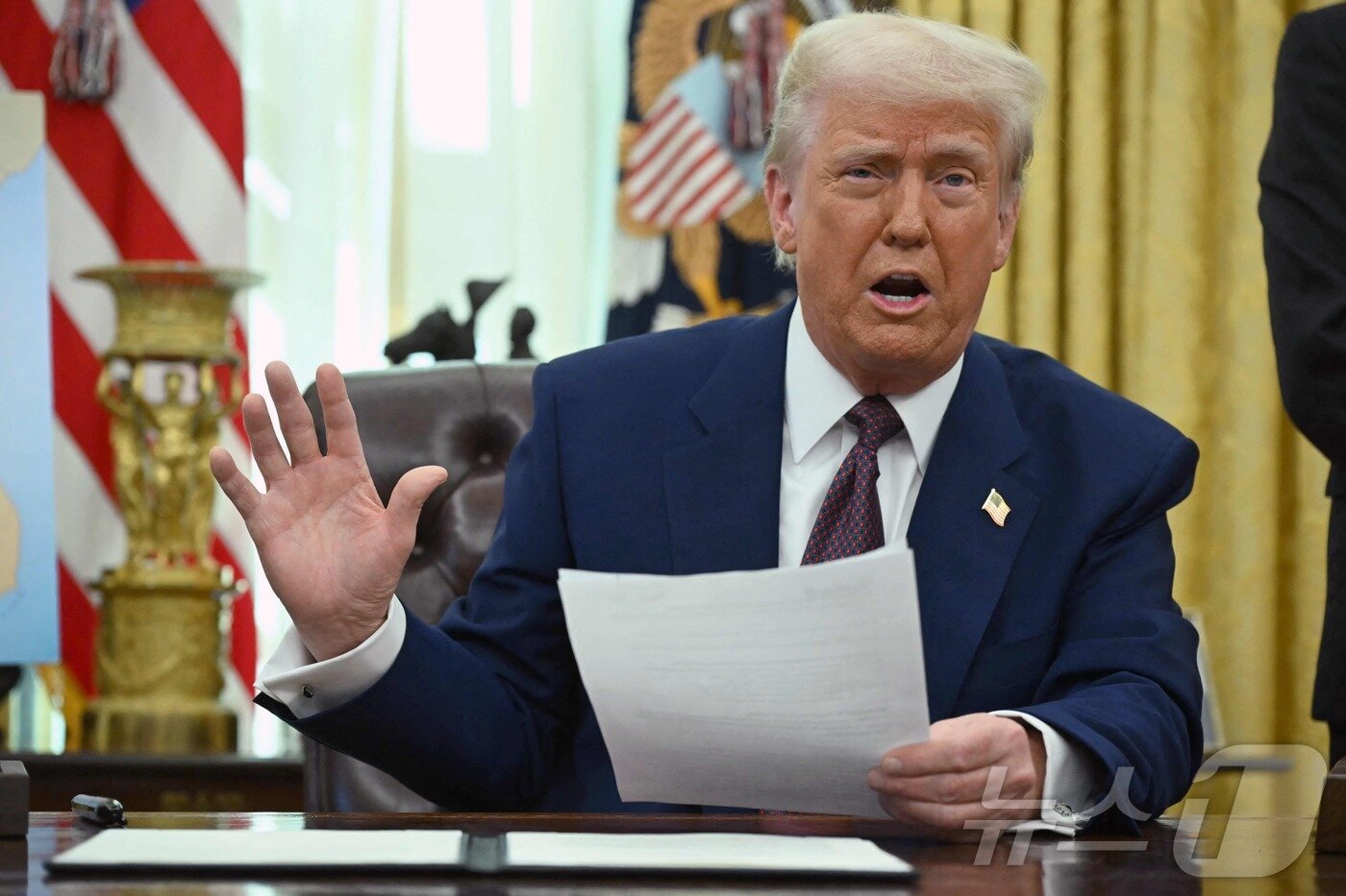 본문 이미지 - 도널드 트럼프 미국 대통령이 13일&#40;현지시간&#41; 워싱턴 백악관에서 상호관세에 관한 행정명령에 서명을 한 뒤 “각국의 관세 및 비관세 장벽을 두루 고려해 상호 관세를 세계 각국에 부과하기로 결정했다”고 밝히고 있다. 2025.02.14 ⓒ AFP=뉴스1 ⓒ News1 우동명 기자