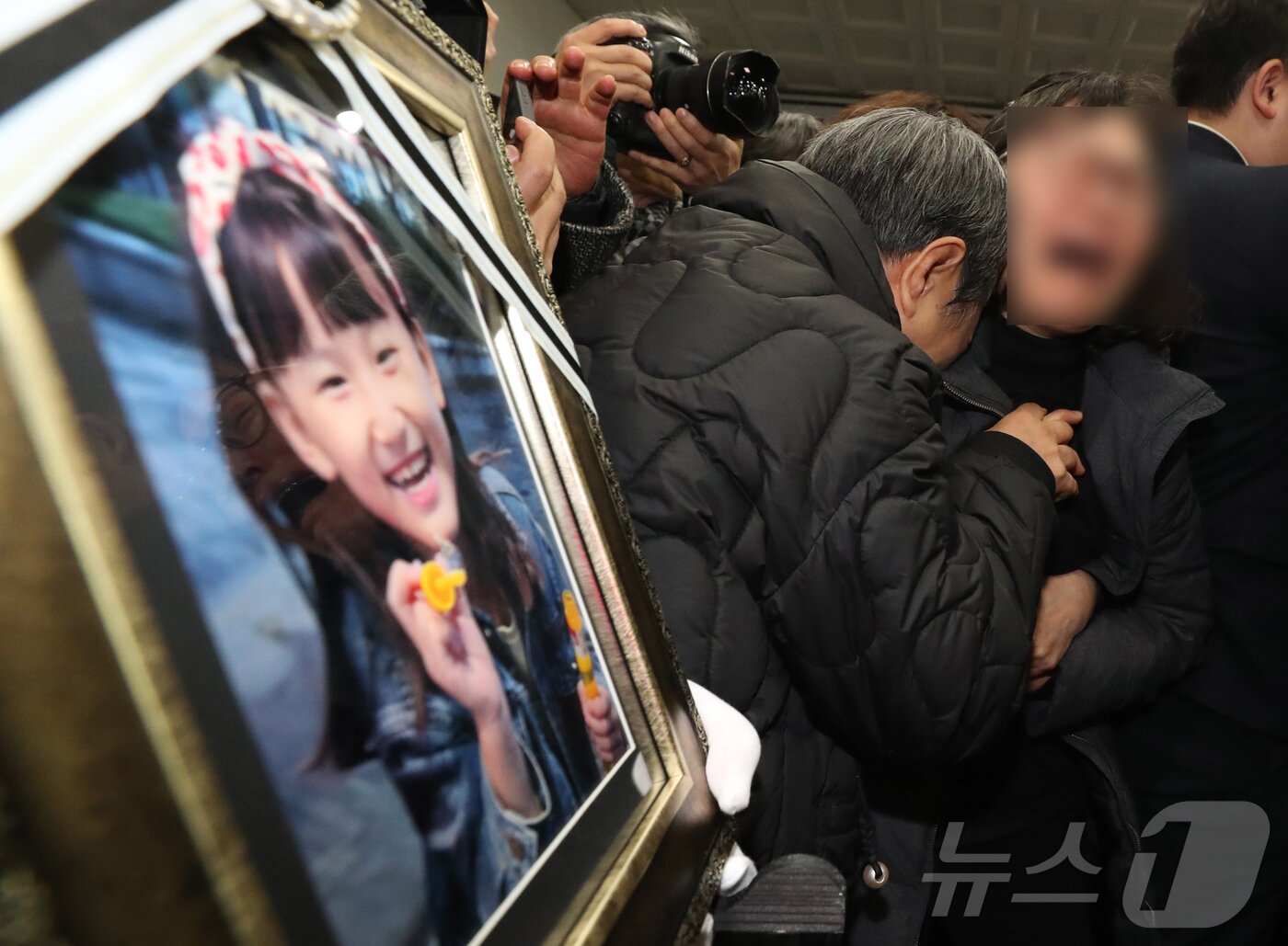 본문 이미지 - 14일 오전 대전 서구 건양대병원 장례식장에서 김하늘양의 발인식이 엄수되고 있다. 2025.2.14/뉴스1 ⓒ News1 김기태 기자