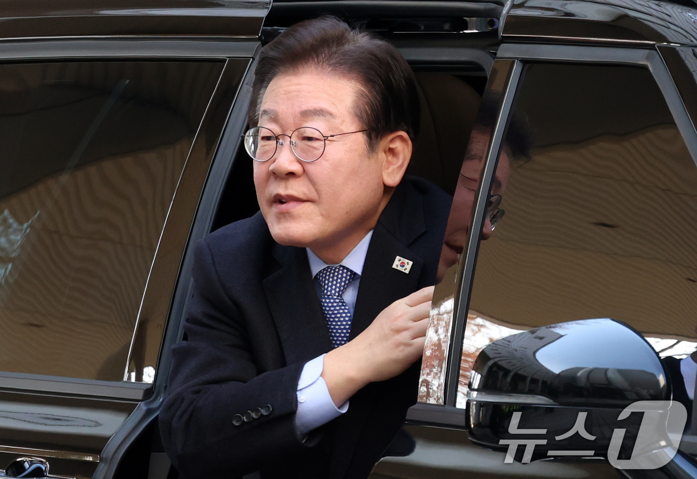(서울=뉴스1) 김명섭 기자 = 이재명 더불어민주당 대표가 14일 오전 서울 서초구 서울중앙지방법원에서 열린 특정범죄가중처벌등에관한법률위반(뇌물) 등 공판에 출석하고 있다. 202 …