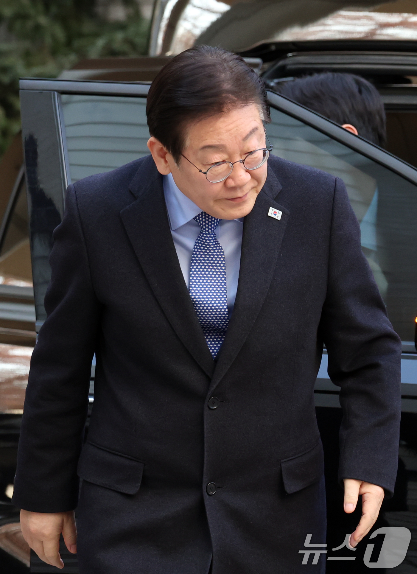 (서울=뉴스1) 김명섭 기자 = 이재명 더불어민주당 대표가 14일 오전 서울 서초구 서울중앙지방법원에서 열린 특정범죄가중처벌등에관한법률위반(뇌물) 등 공판에 출석하고 있다. 202 …