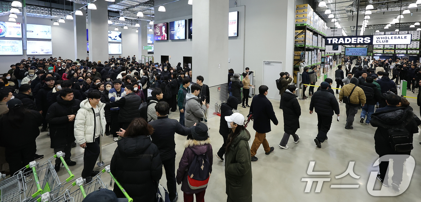 (서울=뉴스1) 김진환 기자 = 14일 오전 서울 강서구 트레이더스 홀 세일 클럽(이하 트레이더스) 마곡점을 찾은 고객들이 매장 개장 시간에 맞춰 입장하고 있다.트레이더스 마곡점은 …