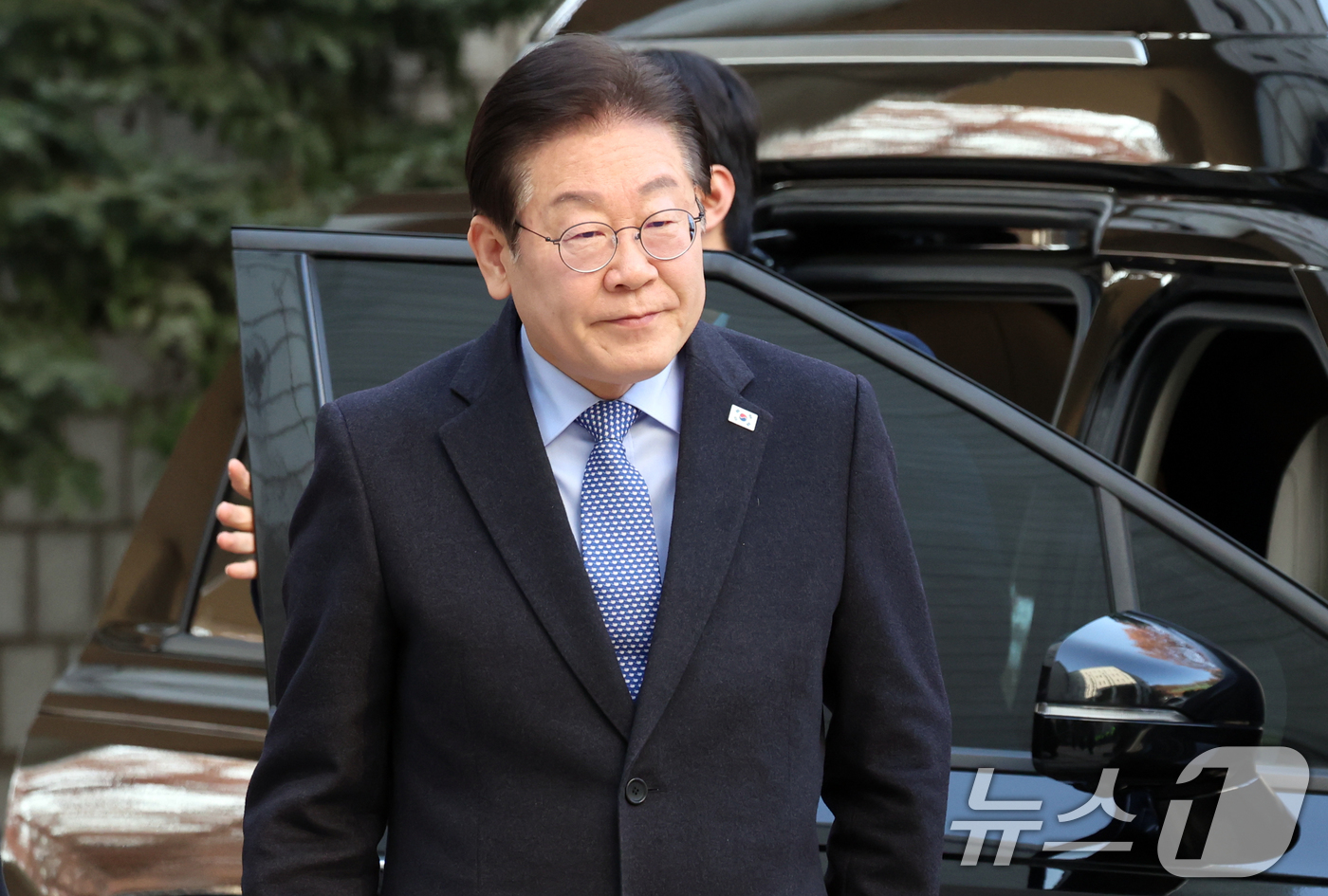 (서울=뉴스1) 김명섭 기자 = 이재명 더불어민주당 대표가 14일 오전 서울 서초구 서울중앙지방법원에서 열린 특정범죄가중처벌등에관한법률위반(뇌물) 등 공판에 출석하고 있다. 202 …