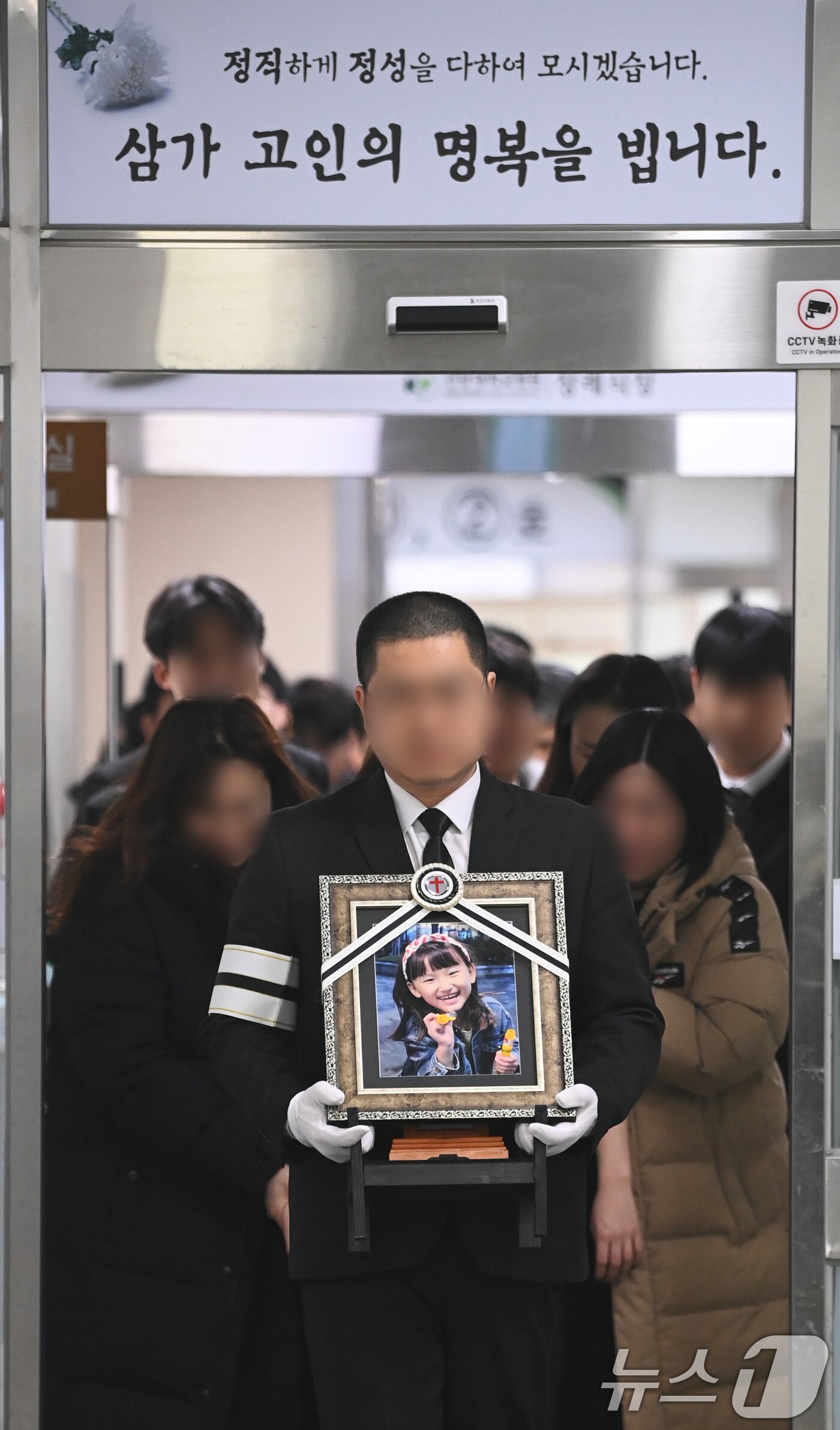 본문 이미지 - 14일 오전 대전 서구 건양대병원 장례식장에서 김하늘양의 발인식이 엄수되고 있다. 2025.2.14/뉴스1 ⓒ News1 김기태 기자