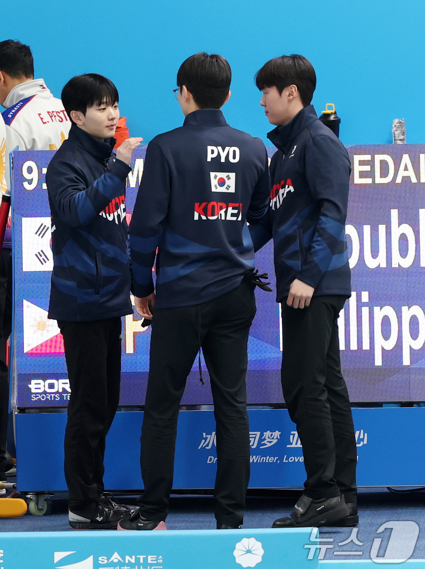 (하얼빈(중국)=뉴스1) 이승배 기자 = 14일 중국 헤이룽장성 하얼빈시 핑팡컬링아레나에서 열린 하얼빈 동계아시안게임 남자 컬링 결승전 한국과 필리핀의 경기에서 대표팀이 선전을 다 …