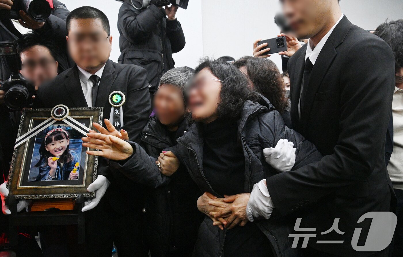 본문 이미지 - 14일 오전 대전 서구 건양대병원 장례식장에서 김하늘양의 발인식이 엄수되고 있다. &#40;공동취재&#41;2025.2.14/뉴스1 ⓒ News1 김기태 기자