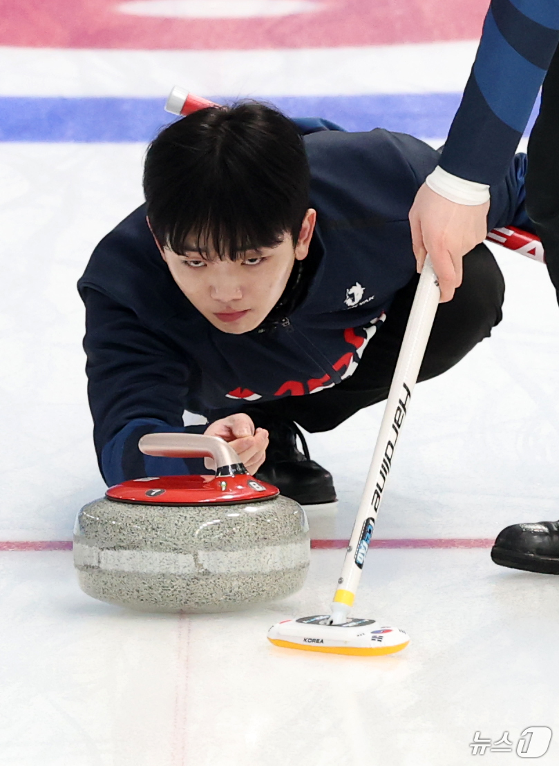 (하얼빈(중국)=뉴스1) 이승배 기자 = 14일 중국 헤이룽장성 하얼빈시 핑팡컬링아레나에서 열린 하얼빈 동계아시안게임 남자 컬링 결승전 한국과 필리핀의 경기에서 이재범이 투구하고 …
