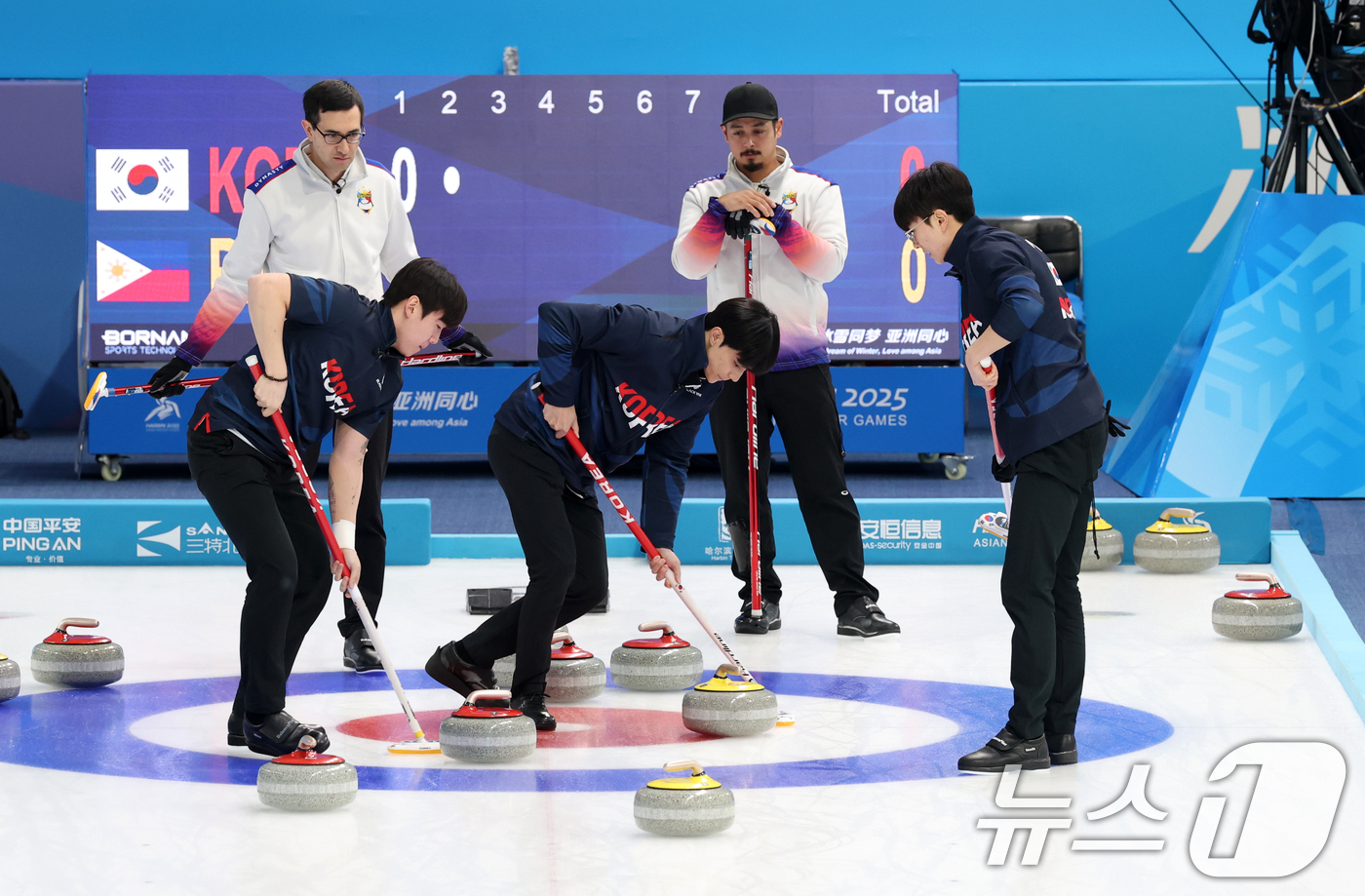 (하얼빈(중국)=뉴스1) 이승배 기자 = 14일 중국 헤이룽장성 하얼빈시 핑팡컬링아레나에서 열린 하얼빈 동계아시안게임 남자 컬링 결승전 한국과 필리핀의 경기에서 김효준과 김은빈이 …