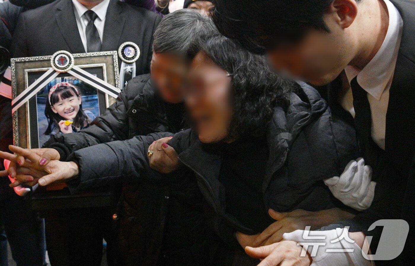 본문 이미지 - 14일 오전 대전 서구 건양대병원 장례식장에서 김하늘양의 발인식이 엄수되고 있다. &#40;공동취재&#41; 2025.2.14/뉴스1 ⓒ News1 김기태 기자