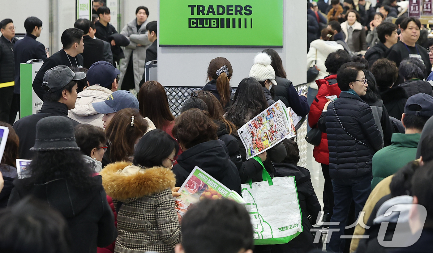 (서울=뉴스1) 김진환 기자 = 14일 오전 서울 강서구 트레이더스 홀 세일 클럽(이하 트레이더스) 마곡점을 찾은 고객들이 매장 개장 시간 전에 입장을 위해 줄지어 서서 행사 전단 …