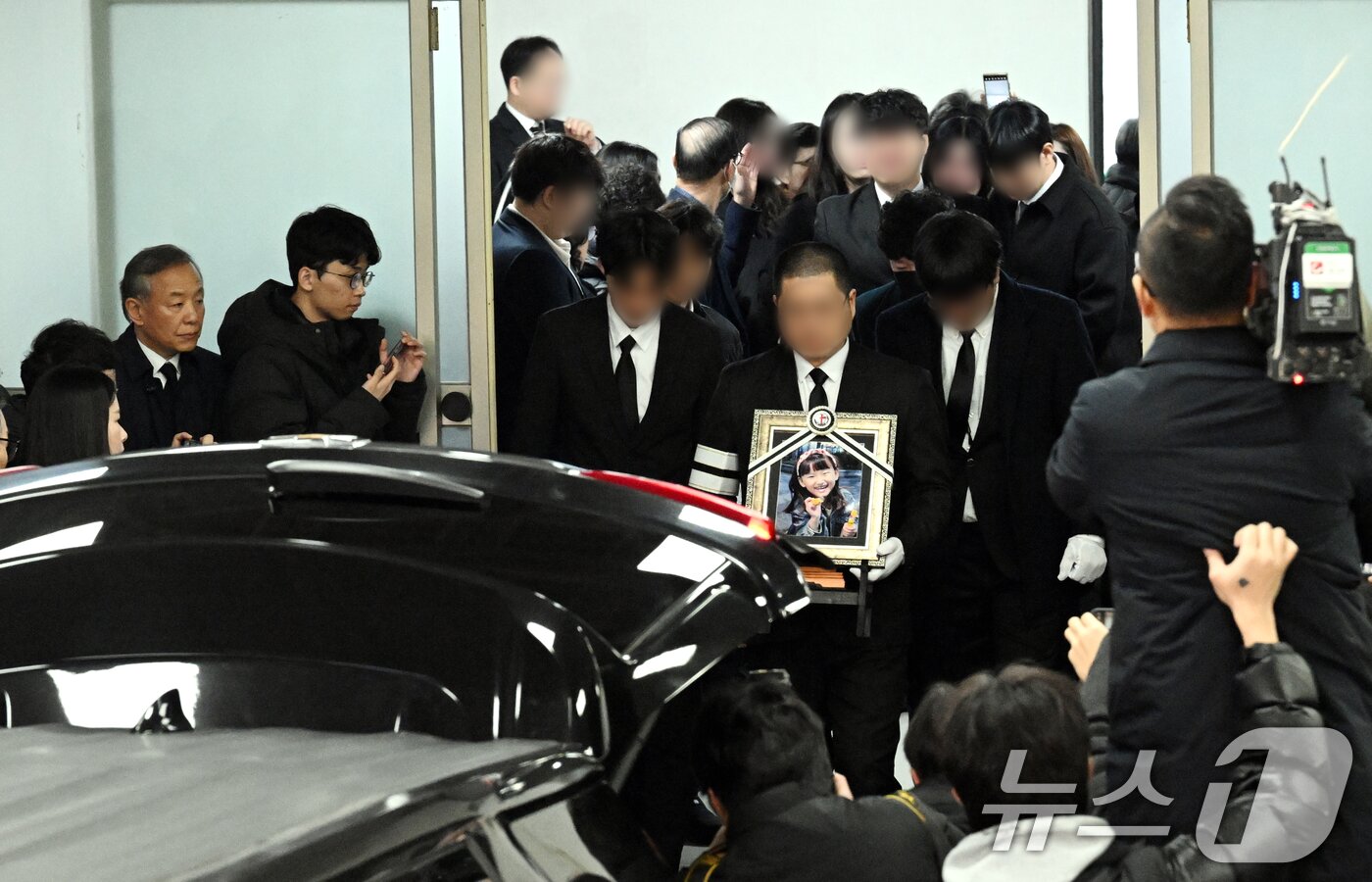 본문 이미지 - 14일 오전 대전 서구 건양대병원 장례식장에서 김하늘양의 발인식이 엄수되고 있다. 2025.2.14/뉴스1 ⓒ News1 김기태 기자