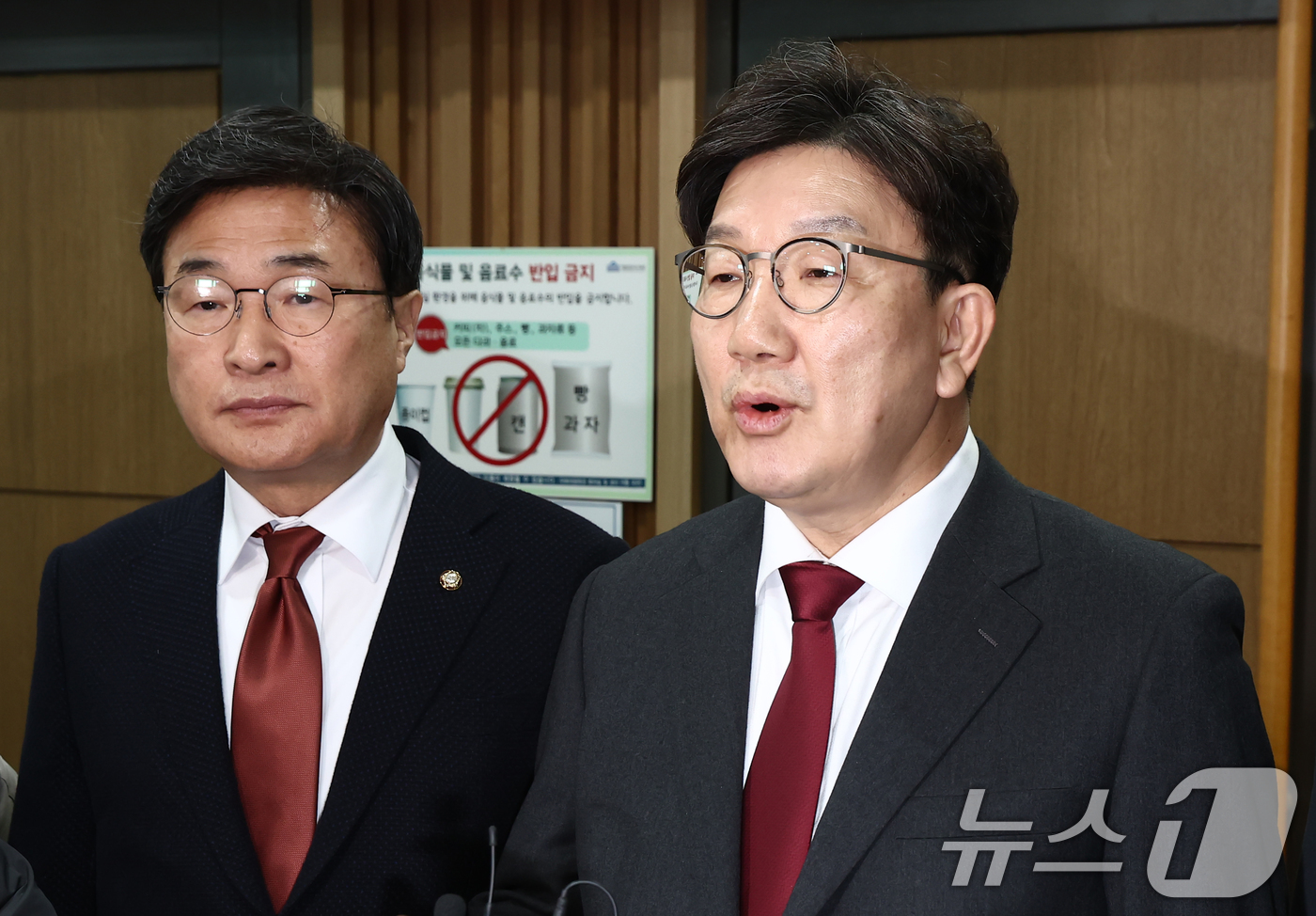 (서울=뉴스1) 김민지 기자 = 권성동 국민의힘 원내대표가 14일 오전 서울 여의도 국회 의원회관에서 열린 '직장 내 괴롭힘 관련 MBC 청문회 촉구 긴급 토론회'를 마치고 취재진 …