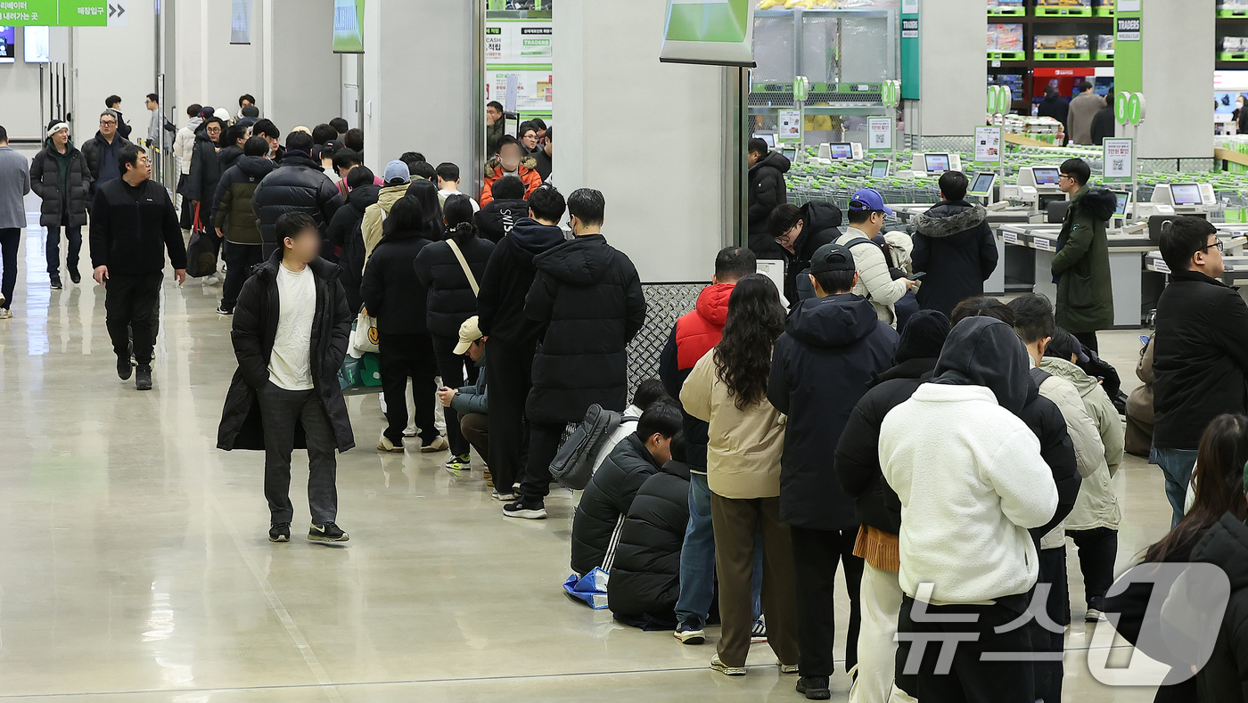 (서울=뉴스1) 김진환 기자 = 14일 오전 서울 강서구 트레이더스 홀 세일 클럽(이하 트레이더스) 마곡점을 찾은 고객들이 매장 개장 시간 전에 입장을 위해 줄지어 서서 기다리고 …