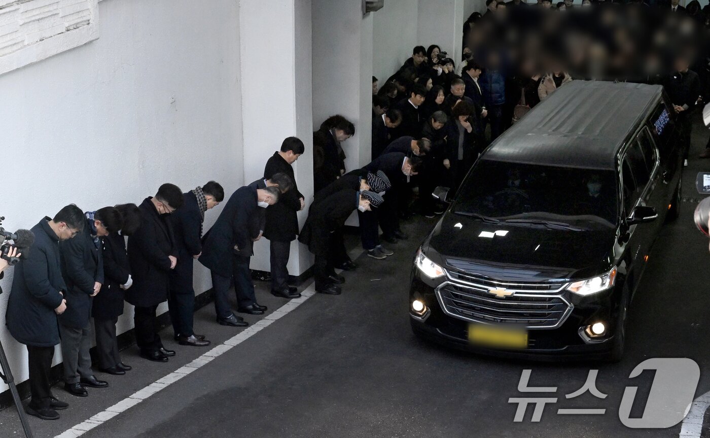 본문 이미지 - 14일 오전 대전 서구 건양대병원 장례식장에서 김하늘양의 발인식이 엄수되고 있다. 2025.2.14/뉴스1 ⓒ News1 김기태 기자