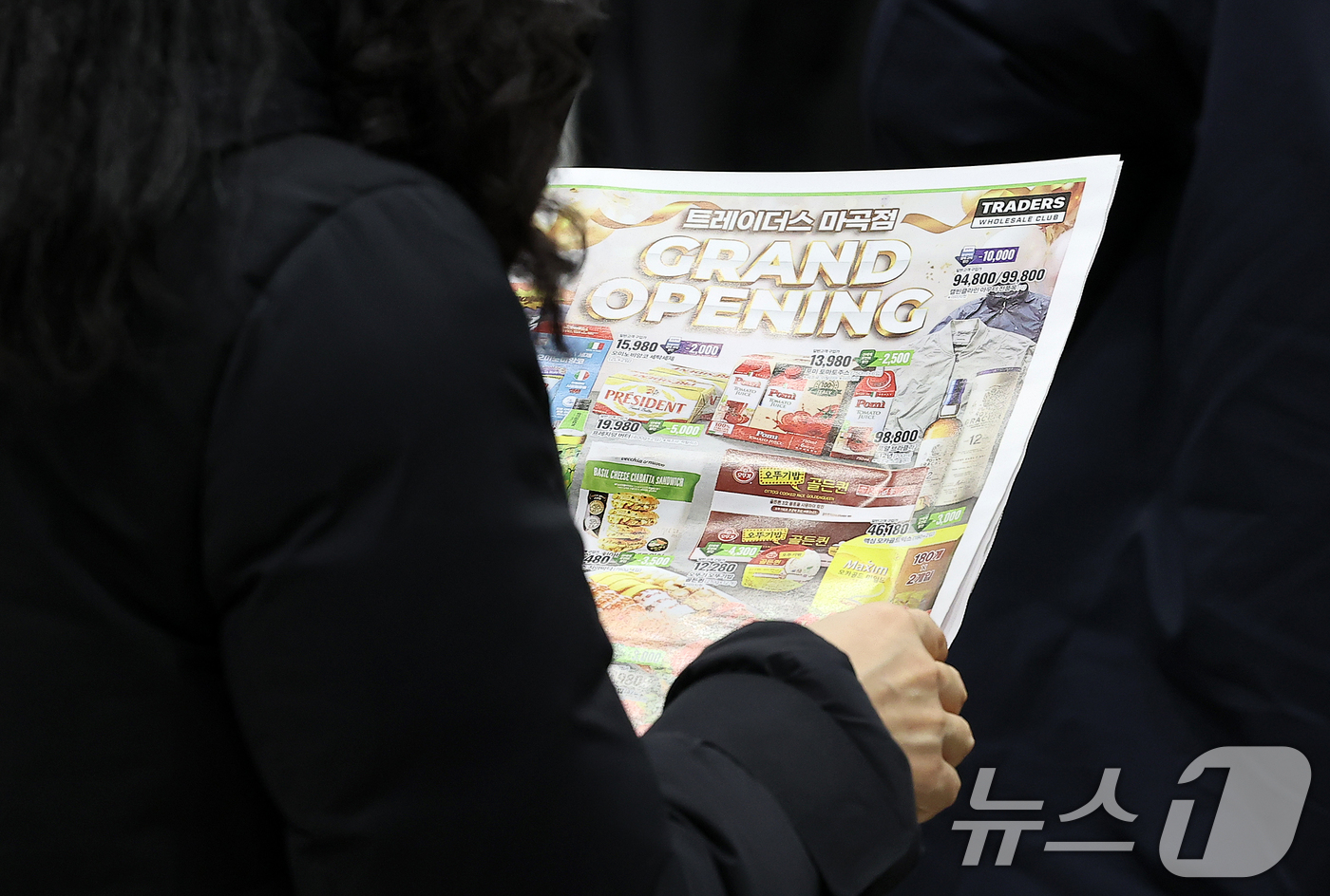 (서울=뉴스1) 김진환 기자 = 14일 오전 서울 강서구 트레이더스 홀 세일 클럽(이하 트레이더스) 마곡점을 찾은 한 고객이 매장 개장 시간 전에 입장을 위해 줄지어 서서 행사 전 …