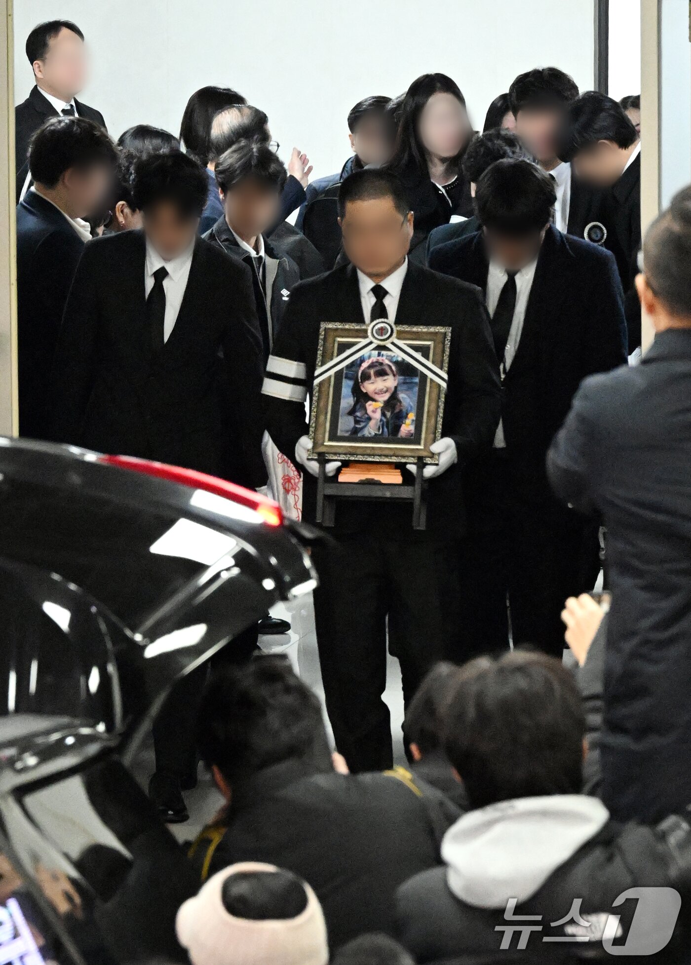 본문 이미지 - 14일 오전 대전 서구 건양대병원 장례식장에서 김하늘양의 발인식이 엄수되고 있다. &#40;공동취재&#41; 2025.2.14/뉴스1 ⓒ News1 김기태 기자