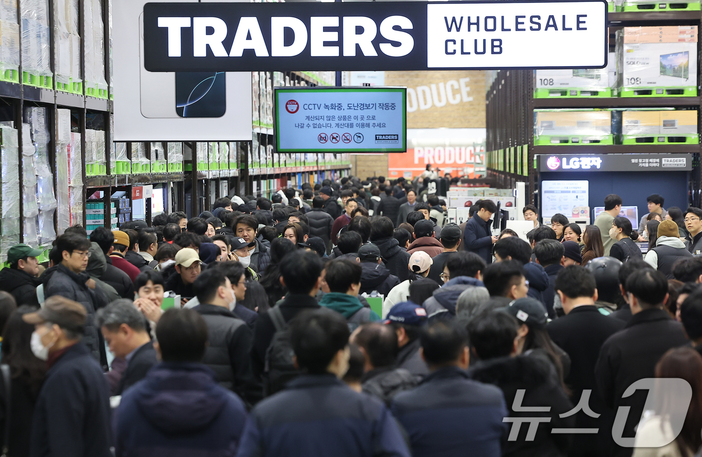 (서울=뉴스1) 김진환 기자 = 14일 오전 서울 강서구 트레이더스 홀 세일 클럽(이하 트레이더스) 마곡점을 찾은 고객들이 매장 개장 시간 전에 입장을 위해 줄지어 서서 기다리고 …