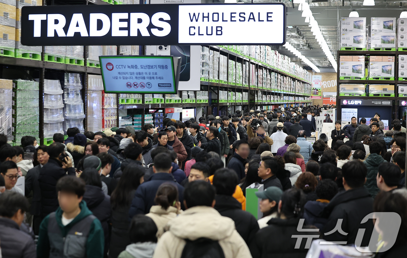 (서울=뉴스1) 김진환 기자 = 14일 오전 서울 강서구 트레이더스 홀 세일 클럽(이하 트레이더스) 마곡점을 찾은 고객들이 매장 개장 시간에 맞춰 입장하고 있다.트레이더스 마곡점은 …