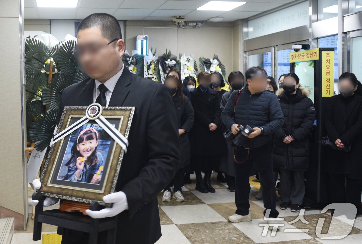 본문 이미지 - 14일 오전 대전 서구 건양대병원 장례식장에서 김하늘양의 발인식이 엄수되고 있다. 2025.2.14/뉴스1 ⓒ News1 김기태 기자
