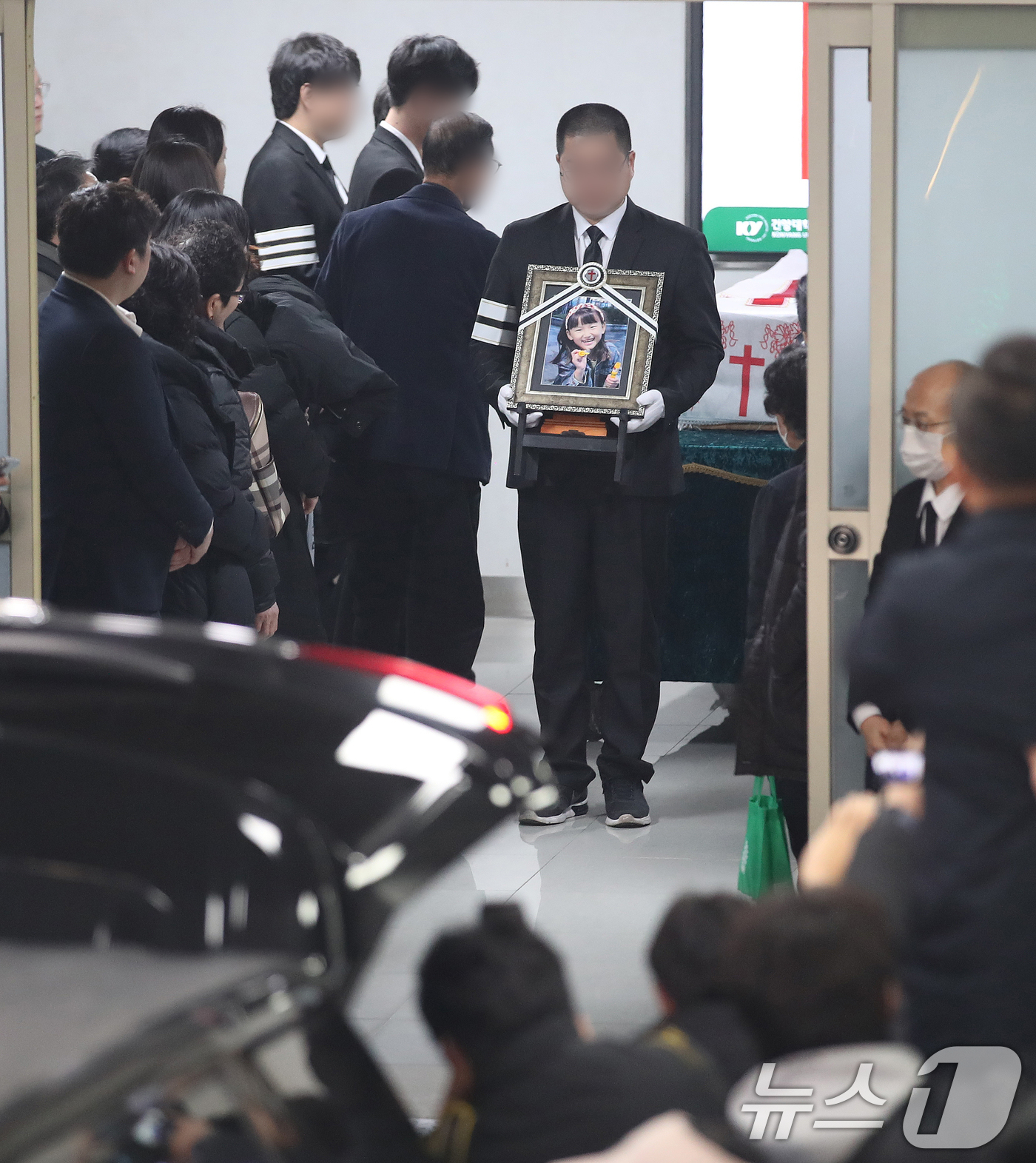 (대전=뉴스1) 김기태 기자 = 14일 오전 대전 서구 건양대병원 장례식장에서 김하늘양의 발인식이 엄수되고 있다. 2025.2.14/뉴스1