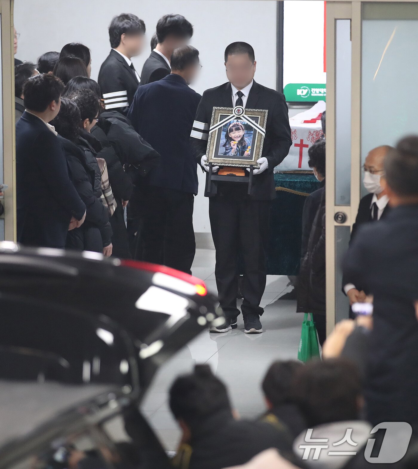 본문 이미지 - 14일 오전 대전 서구 건양대병원 장례식장에서 김하늘양의 발인식이 엄수되고 있다. 2025.2.14/뉴스1 ⓒ News1 김기태 기자