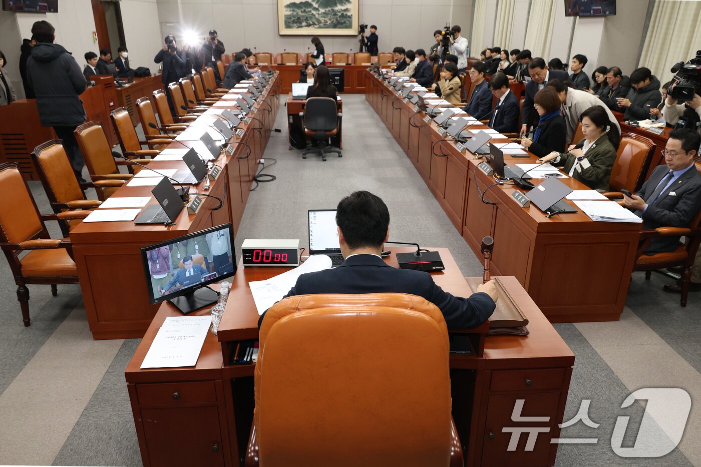 본문 이미지 - 박찬대 국회 운영위원장이 14일 오전 서울 여의도 국회에서 열린 운영위원회 전체회의에서 헌법재판소 재판관 마은혁 임명 촉구 결의안을 의결하고 있다. 이날 전체회의에 여당 의원들은 불참했다. 2025.2.14/뉴스1 ⓒ News1 이광호 기자