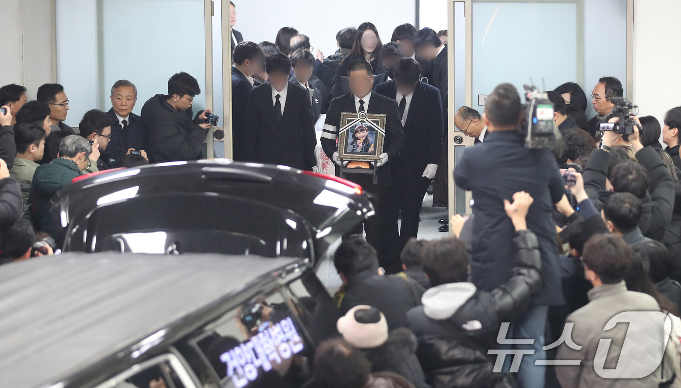(대전=뉴스1) 김기태 기자 = 14일 오전 대전 서구 건양대병원 장례식장에서 김하늘양의 발인식이 엄수되고 있다. 2025.2.14/뉴스1