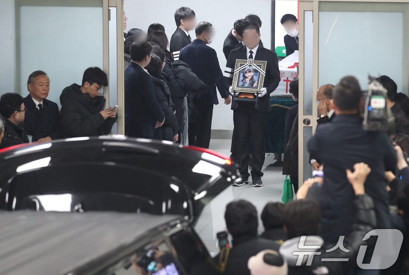 (대전=뉴스1) 김기태 기자 = 14일 오전 대전 서구 건양대병원 장례식장에서 김하늘양의 발인식이 엄수되고 있다. 2025.2.14/뉴스1