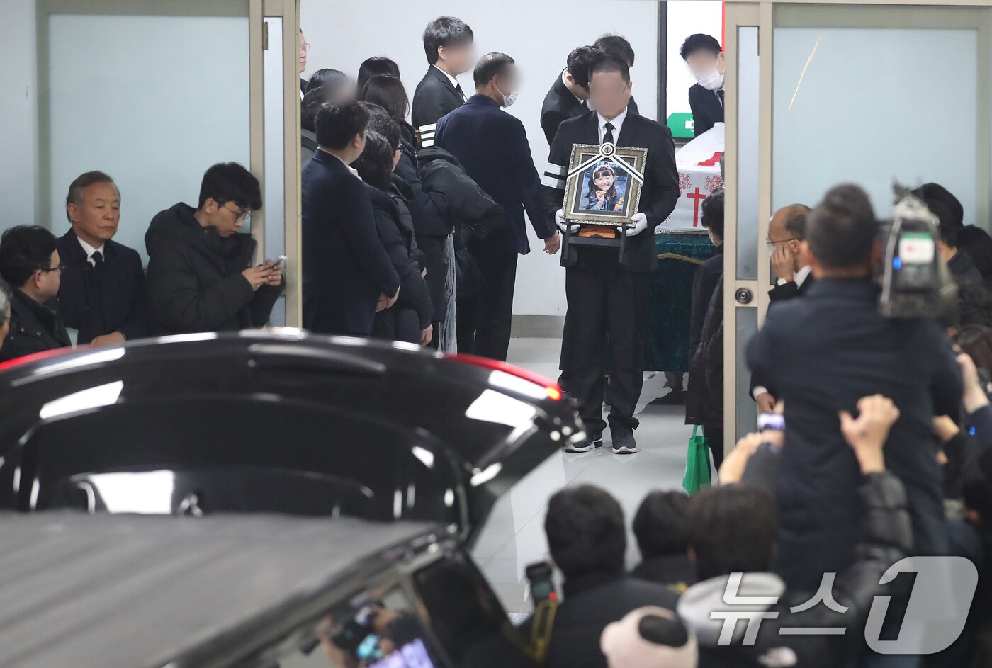 본문 이미지 - 14일 오전 대전 서구 건양대병원 장례식장에서 김하늘양의 발인식이 엄수되고 있다. 2025.2.14/뉴스1 ⓒ News1 김기태 기자