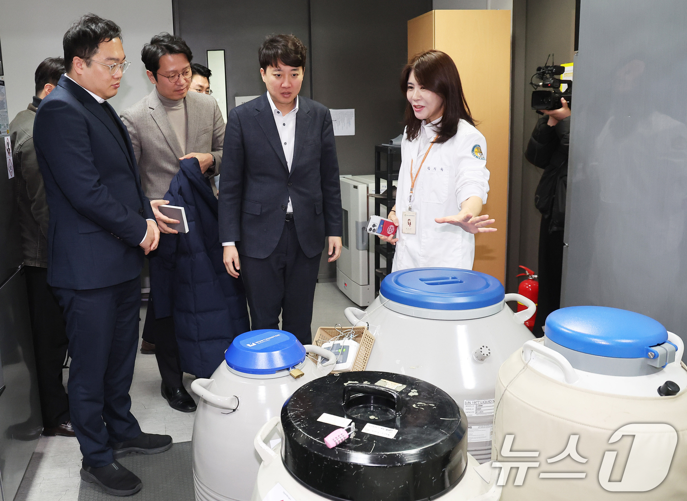 (성남=뉴스1) 김영운 기자 = 이준석 개혁신당 의원이 14일 오전 경기 성남시 분당구 차바이오컴플렉스난임트레이닝센터를 방문해 센터 투어를 하고 있다. (공동취재) 2025.2.1 …