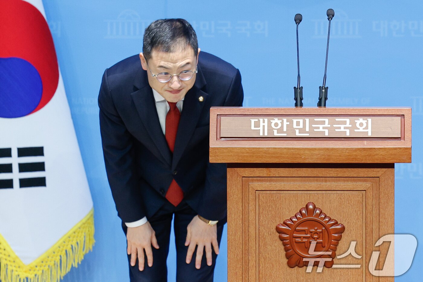 본문 이미지 - 김상욱 국민의힘 의원이 14일 서울 여의도 국회 소통관에서 울산시당위원장직 자진 사퇴 기자회견을 하기 전 인사하고 있다. 2025.2.14/뉴스1 ⓒ News1 안은나 기자