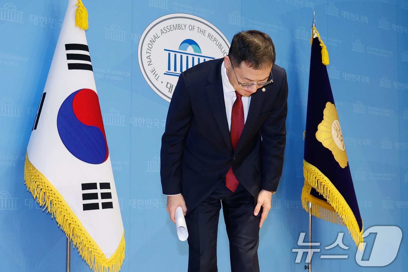 본문 이미지 - 김상욱 국민의힘 의원이 14일 서울 여의도 국회 소통관에서 울산시당위원장직 자진 사퇴 기자회견을 마친 후 인사하고 있다. 2025.2.14/뉴스1 ⓒ News1 안은나 기자