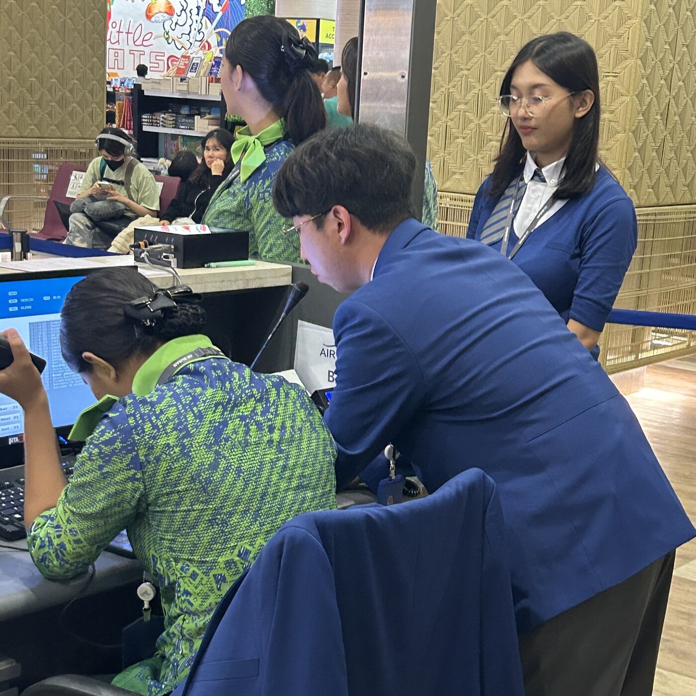 본문 이미지 - 버튼을 누르면 공항 내 방송송출이 예약되는 시스템이다(에어부산 제공)