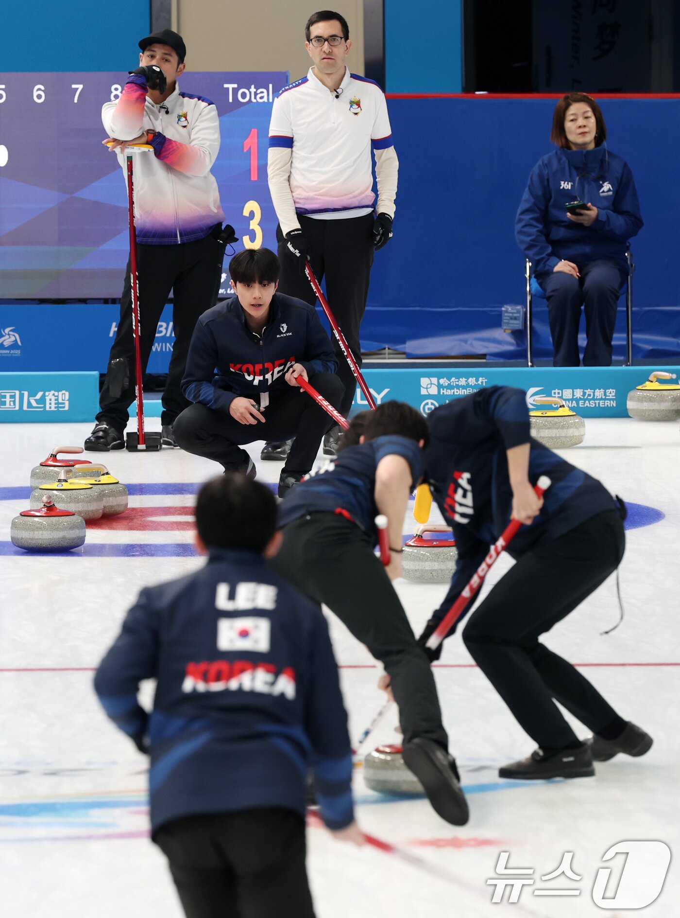 본문 이미지 - 14일 중국 헤이룽장성 하얼빈시 핑팡컬링아레나에서 열린 하얼빈 동계아시안게임 남자 컬링 결승전 한국과 필리핀의 경기에서 김효준이 스위핑 지시를 하고 있다. 2025.2.14/뉴스1 ⓒ News1 이승배 기자