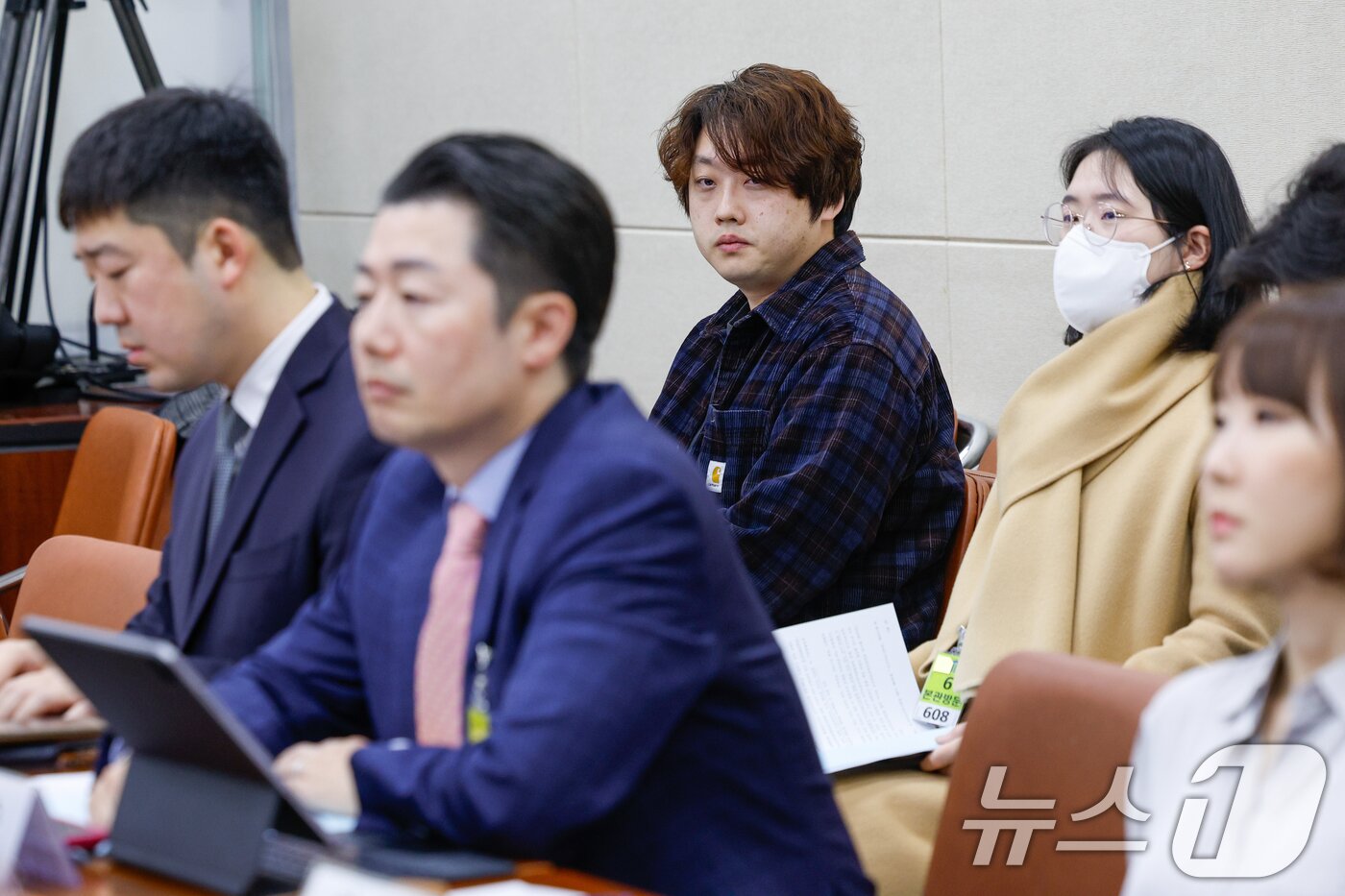 본문 이미지 - 박단 대한전공의협의회 비상대책위원장이 14일 서울 여의도 국회 보건복지위원회에서 열린 의료인력 수급추계기구 법제화를 위한 공청회에 참석해 방청하고 있다. 2025.2.14/뉴스1 ⓒ News1 안은나 기자